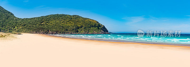 Playa de Berria海滩在圣托纳Santoña的坎塔布里亚，坎塔布里亚海在西班牙